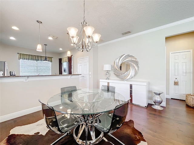 dining space featuring dark wood-style flooring, visible vents, an inviting chandelier, a textured ceiling, and baseboards