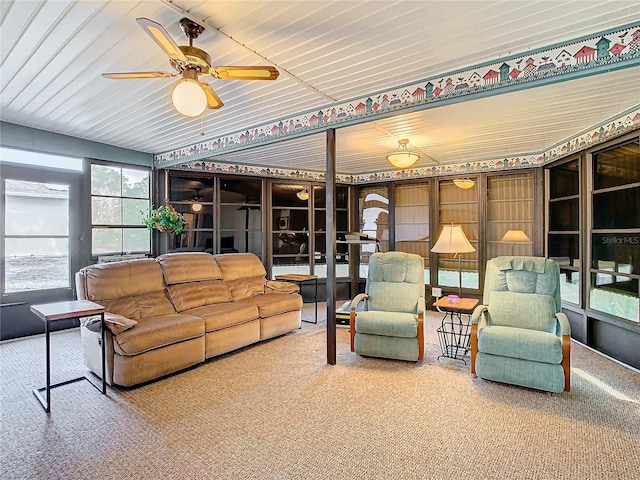 sunroom with ceiling fan