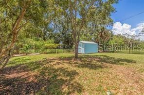 view of yard featuring a storage shed