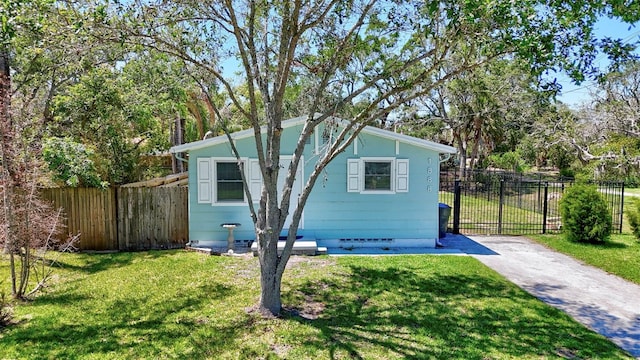 view of front of property featuring a front lawn, crawl space, and fence