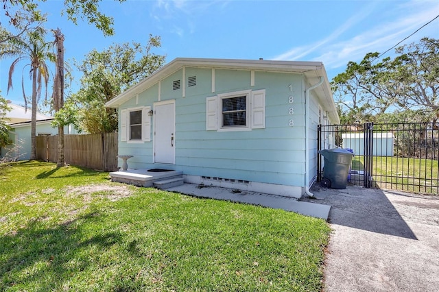 view of front facade featuring a gate, crawl space, a front yard, and fence