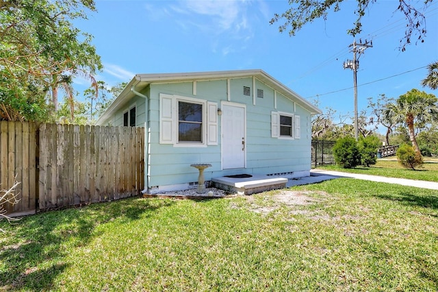 view of front facade featuring fence and a front yard
