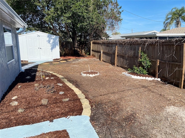 view of yard featuring a storage shed