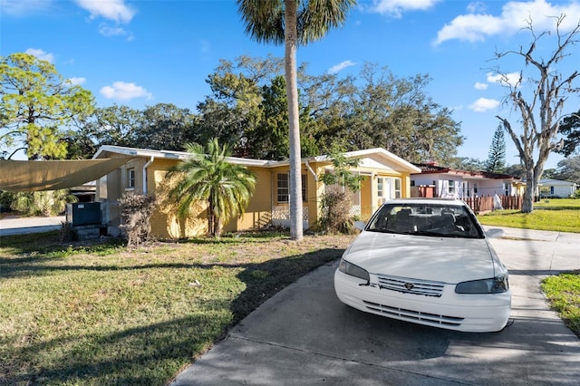 ranch-style home featuring a front lawn