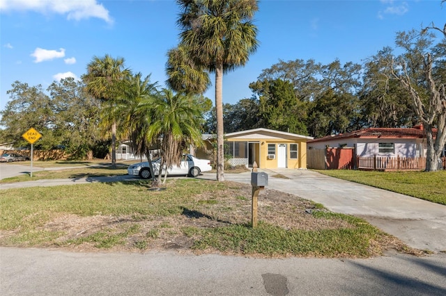 view of front of home featuring a front yard