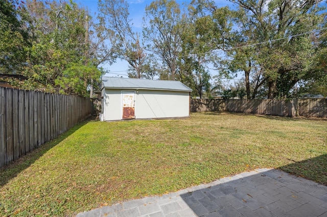 view of yard featuring a storage unit