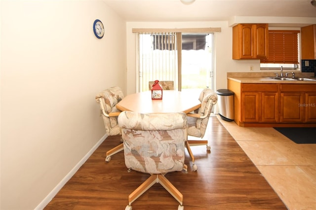 dining area with sink and light hardwood / wood-style floors