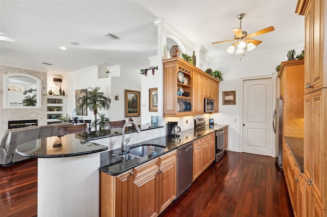 kitchen featuring sink, ornamental molding, stainless steel appliances, and kitchen peninsula