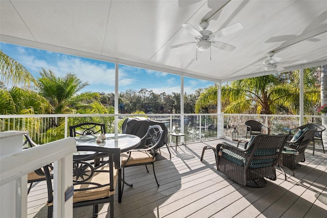 sunroom with ceiling fan