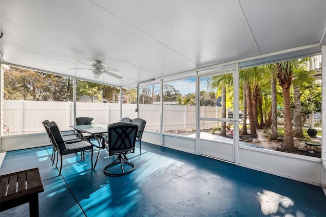 sunroom with ceiling fan