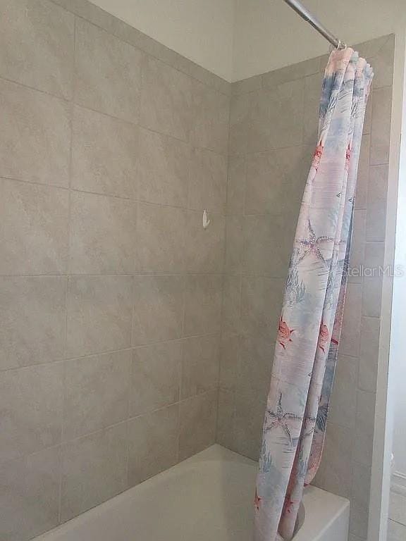 bathroom with shower / bath combo