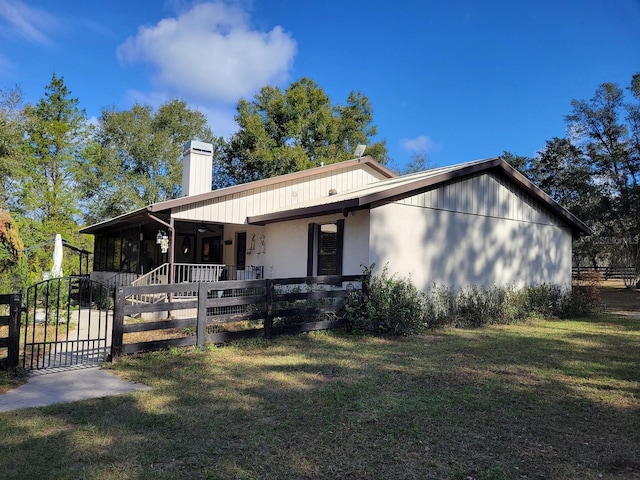 view of front of house featuring a front lawn