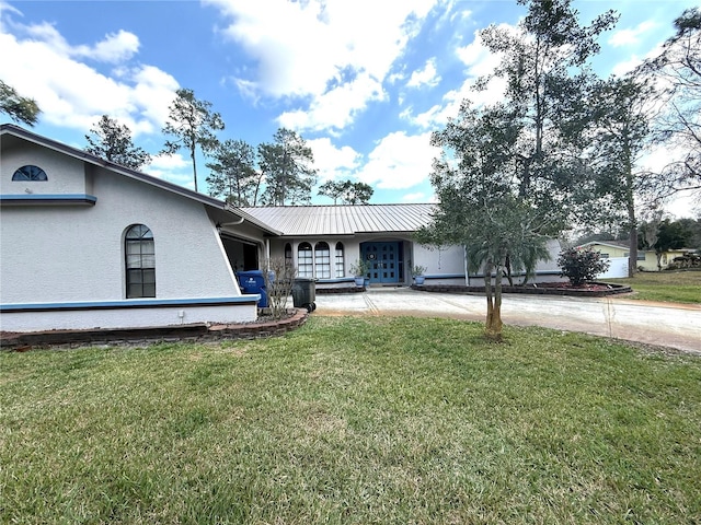 view of front facade featuring a front lawn