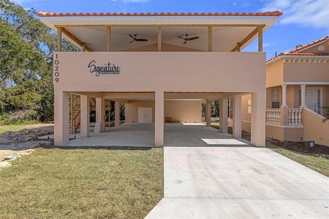 view of front of home featuring a front yard and ceiling fan