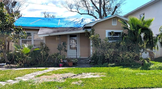 view of front of house featuring a front lawn