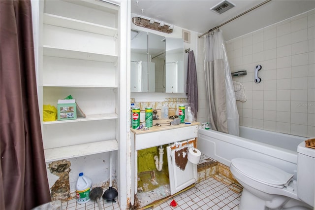 bathroom featuring tile patterned floors, toilet, and shower / bath combo