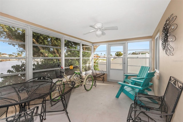 sunroom with ceiling fan