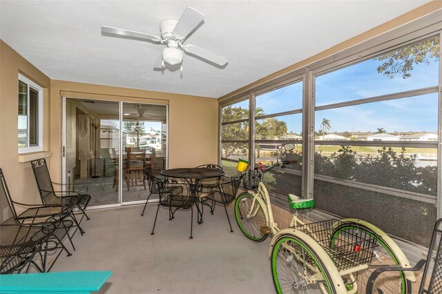 sunroom with ceiling fan