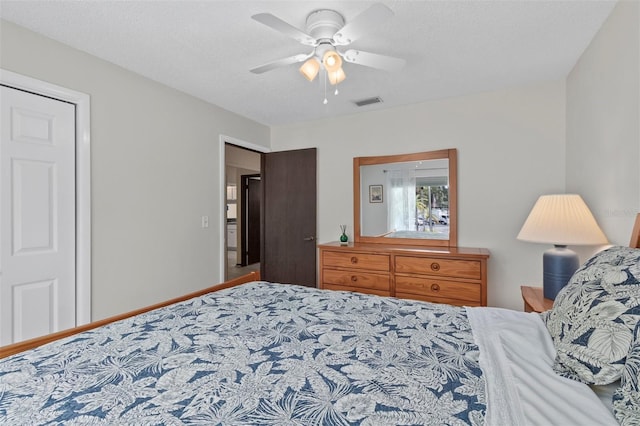 bedroom featuring ceiling fan and a textured ceiling
