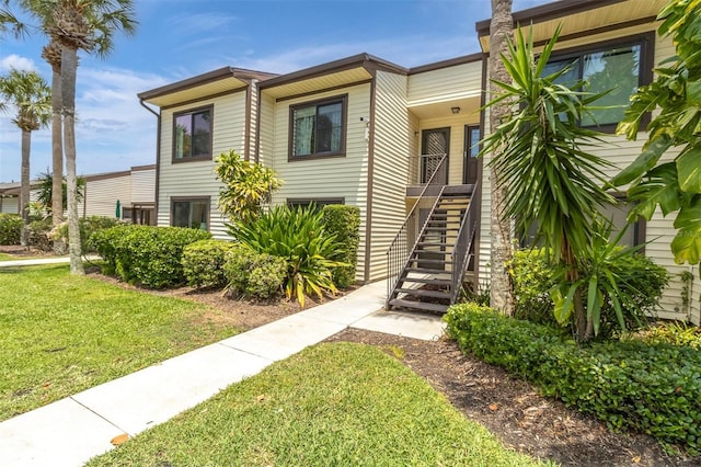 view of front of home featuring a front lawn