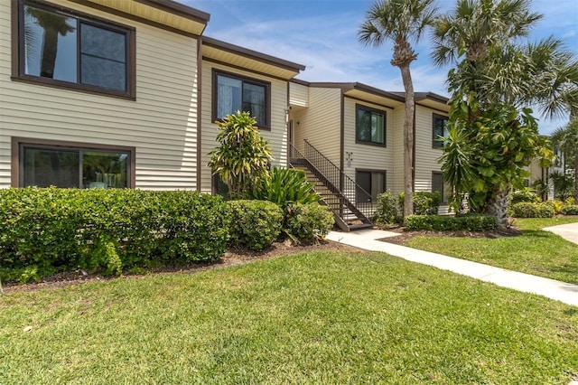 view of front of house featuring a front yard