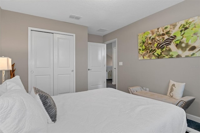 bedroom featuring a closet, visible vents, and baseboards