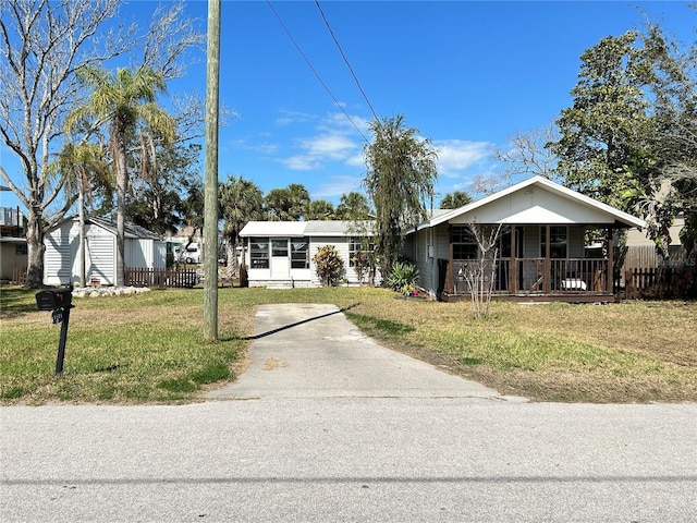 view of front of property featuring a porch and a front yard