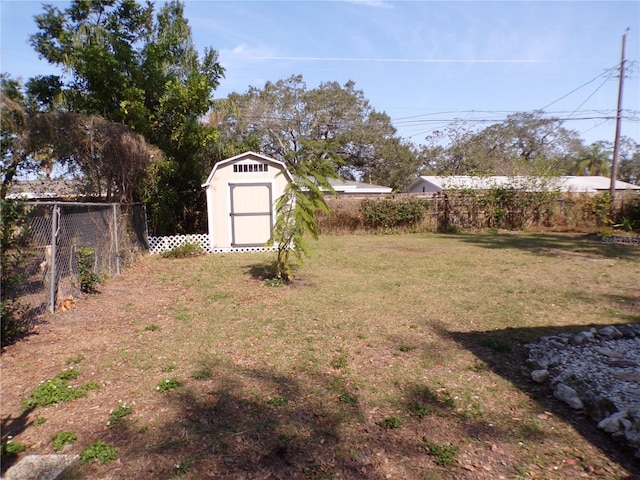 view of yard featuring a shed