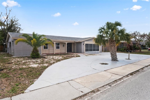 ranch-style home with driveway