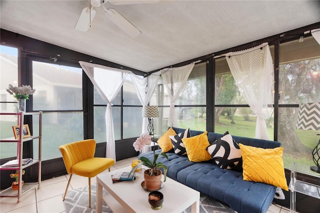 sunroom / solarium with a ceiling fan