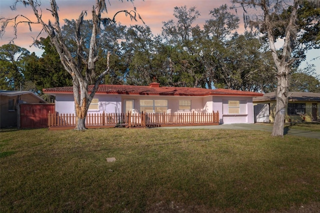 view of front of property featuring a yard