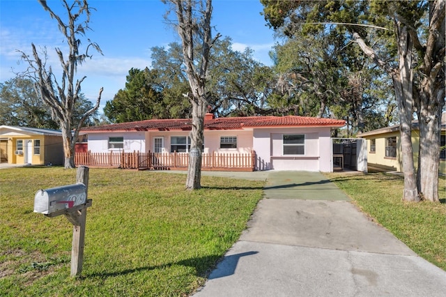 view of front of property featuring a front lawn