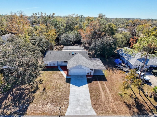 birds eye view of property featuring a forest view