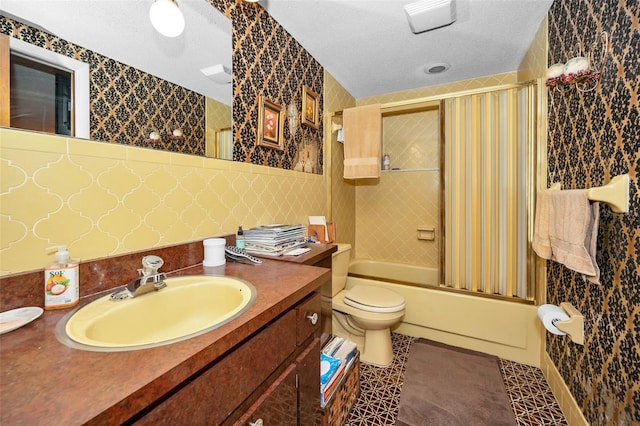 full bath featuring a textured ceiling, wallpapered walls, shower / bathtub combination with curtain, and toilet