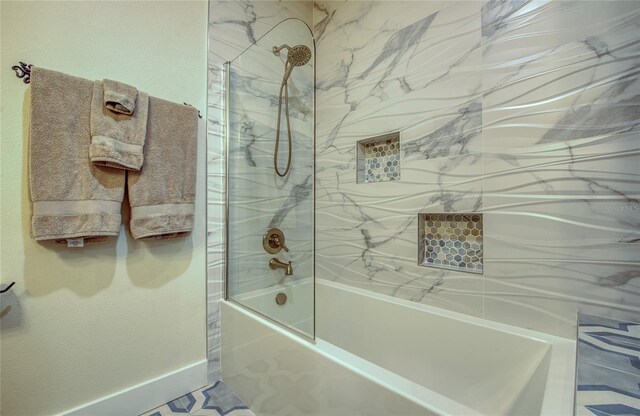 bathroom with tiled shower / bath