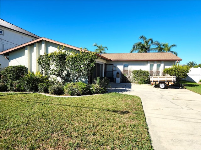 ranch-style house featuring a front yard