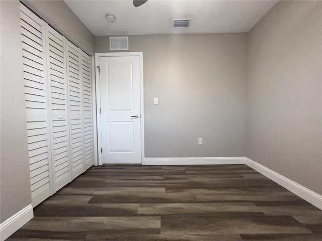 empty room featuring dark hardwood / wood-style flooring and ceiling fan