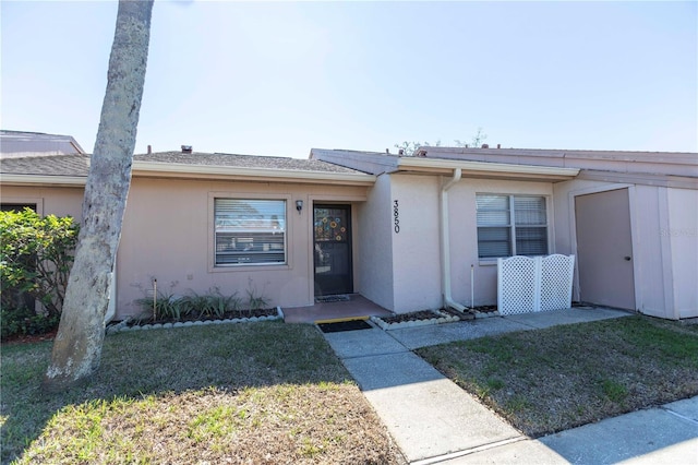 view of front of home featuring a front yard