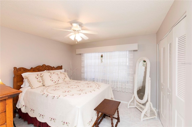 bedroom featuring ceiling fan, a textured ceiling, and a closet