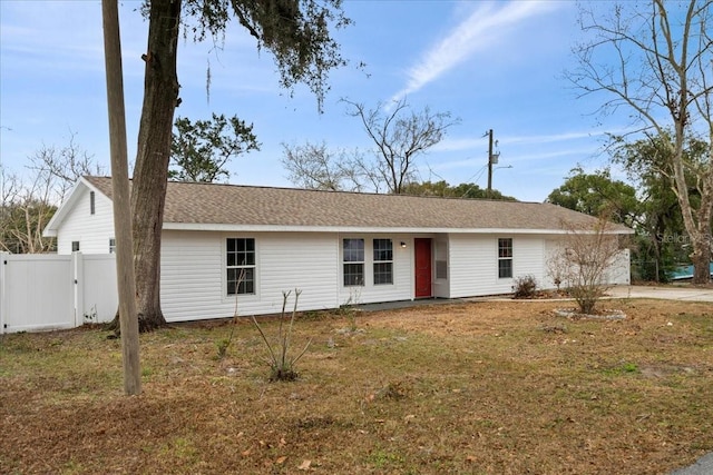 single story home with a front lawn