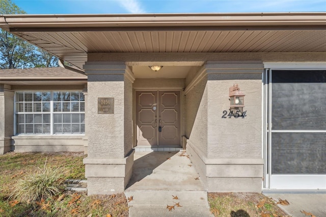 view of exterior entry featuring stucco siding