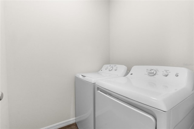 washroom with laundry area, baseboards, and independent washer and dryer