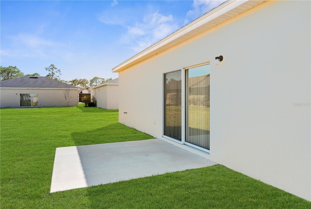 view of yard featuring a patio