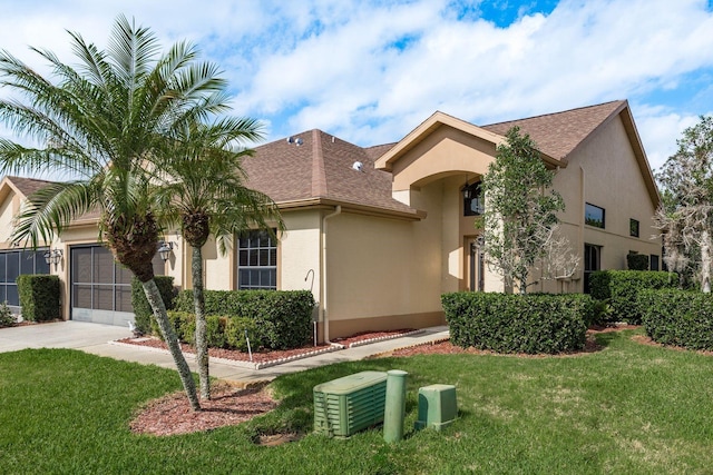 view of front facade with a front yard