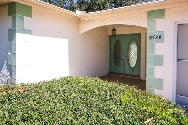 entrance to property with stucco siding