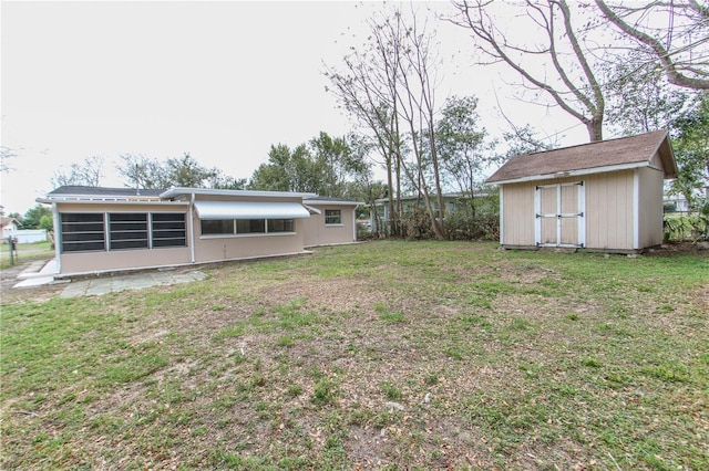 view of yard featuring an outdoor structure and a storage unit