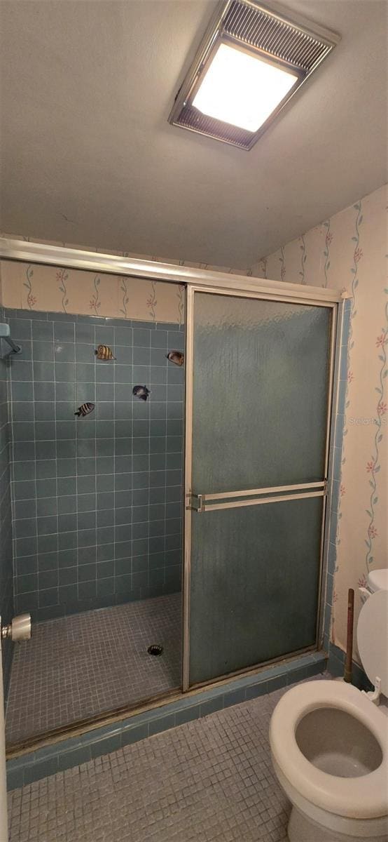 bathroom featuring visible vents, a stall shower, and toilet