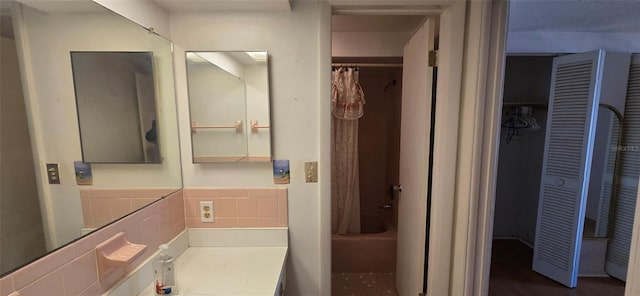 full bath with shower / bathtub combination with curtain