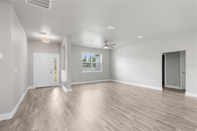 foyer entrance featuring light wood-style floors, baseboards, visible vents, and a ceiling fan