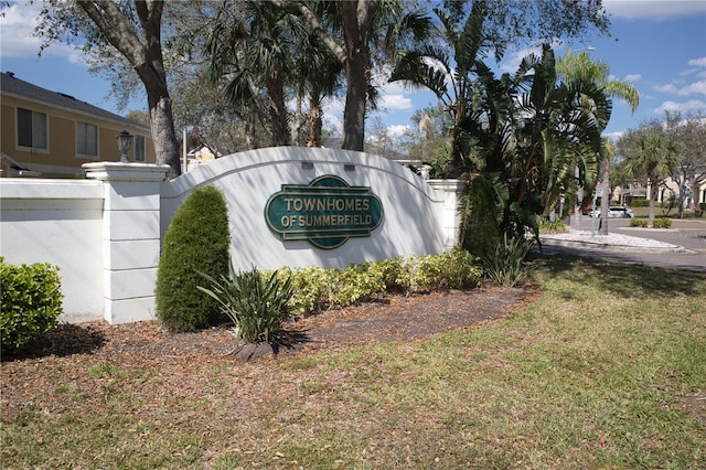 community sign featuring a yard